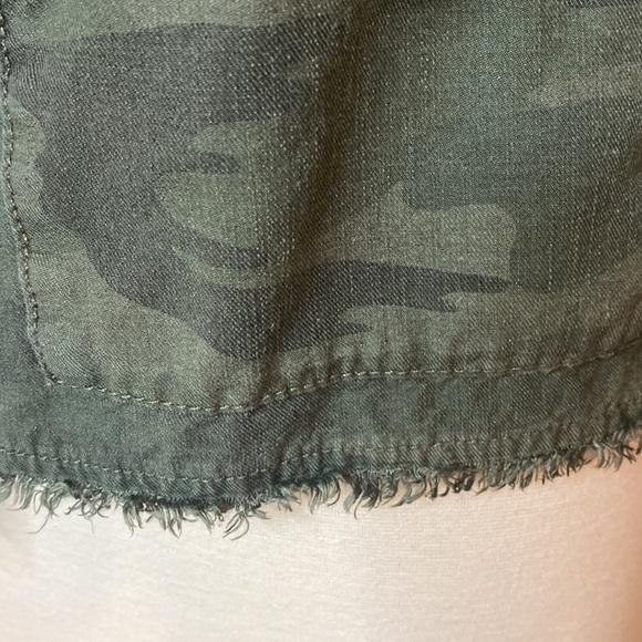 Sanctuary Camouflage Lightweight Jacket Size XS w/ Distressed Bottom in EUC - Picture 4 of 7